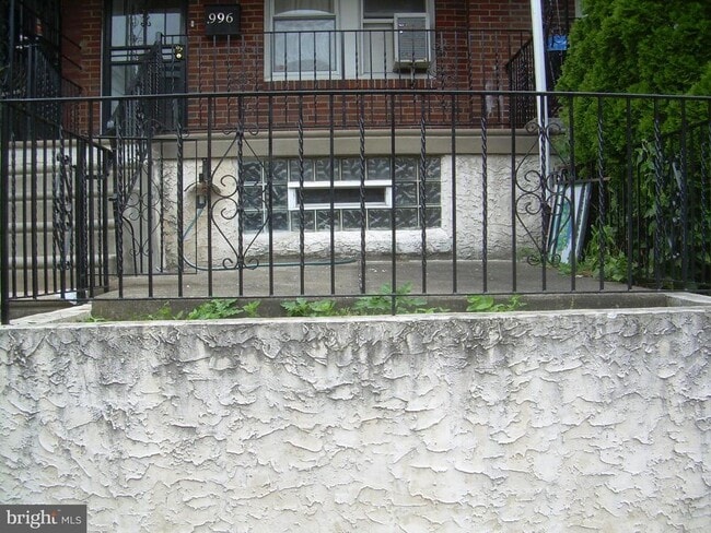 Building Photo - 996 Anchor St