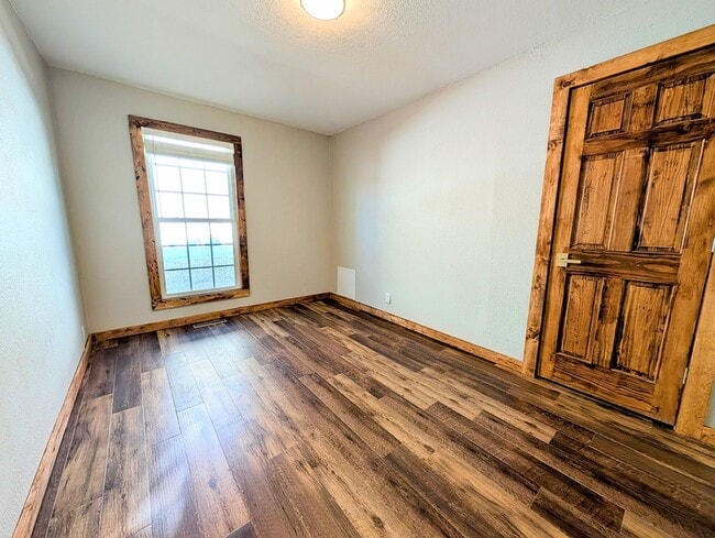 Building Photo - 906 S 1st St