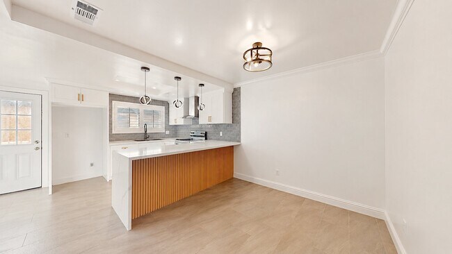 Building Photo - 1501 Racquet Club Dr