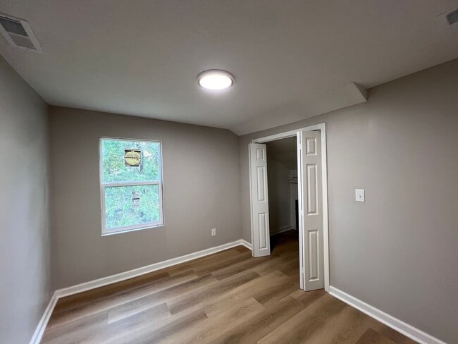 Building Photo - Beautifully Renovated 6 Bedroom, 2 Bathroo...