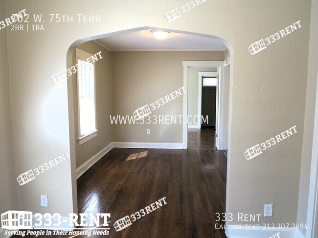 Building Photo - 702 W 75th Terrace