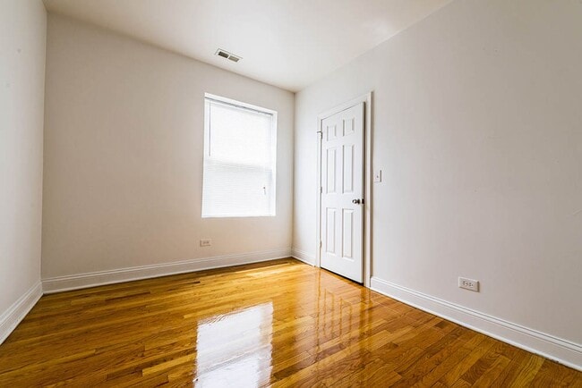 Building Photo - 6954 S Calumet Ave 326 E 70th St Chicago, IL 60637