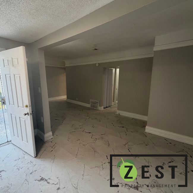 Building Photo - 2 BED + BONUS ROOM! 1 BATH HOME!
