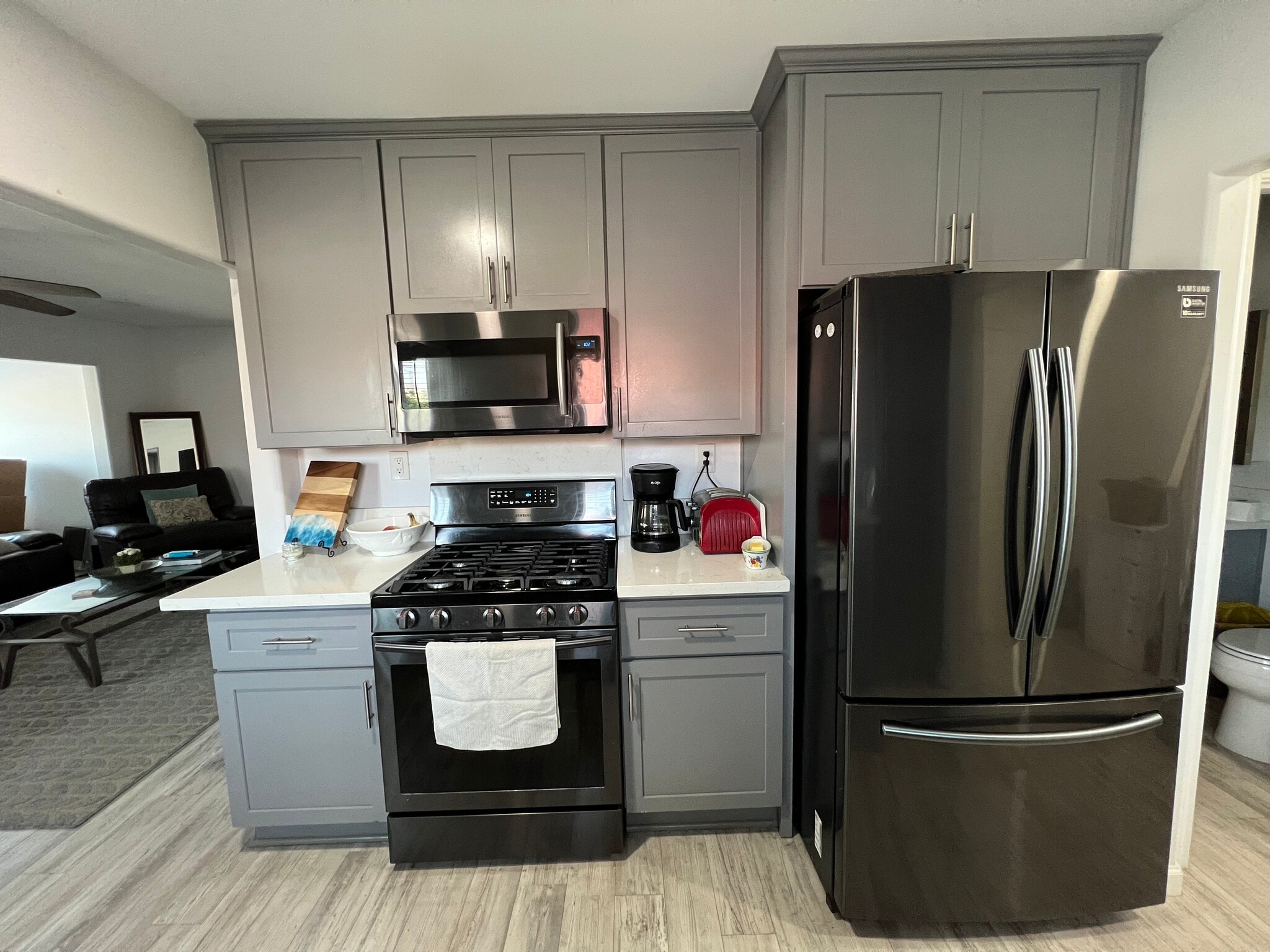Samsung stove/oven and refrigerator - 9234 -9236 Winter Gardens Blvd