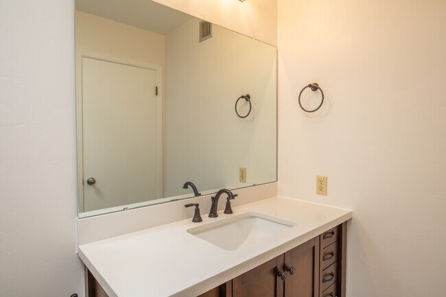 Building Photo - 2921 Valle Vista