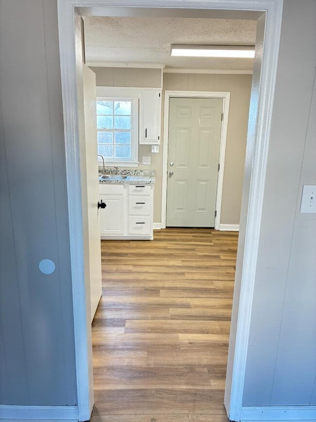 Building Photo - 1612 Dartmore Dr N