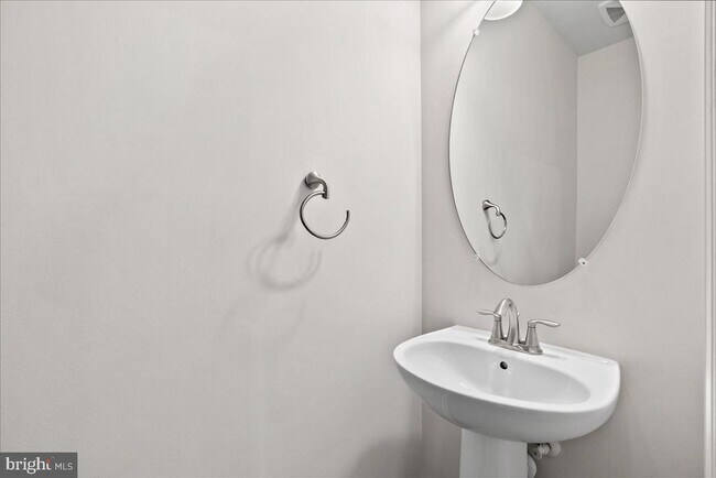 Building Photo - 45121 Kincora Dr