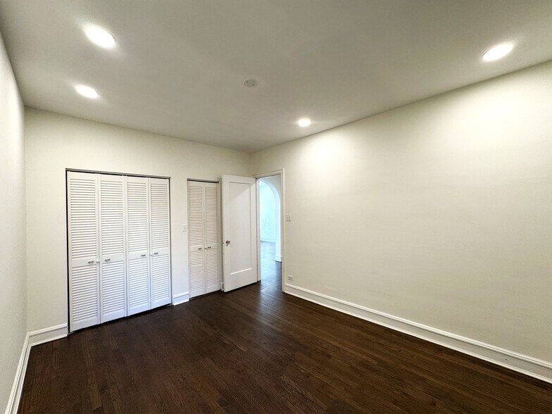 Building Photo - 1406 W Thorndale Ave