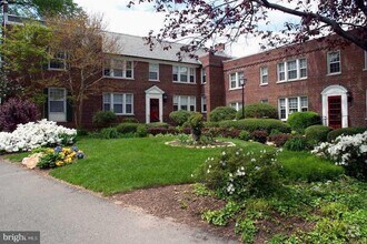 Building Photo - Large 2 bedroom, 1 bathroom condo, just mi...