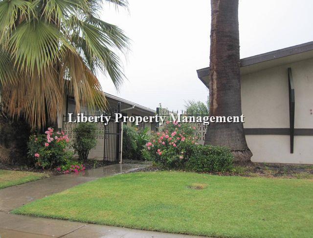 Primary Photo - 5055 E Belmont Ave