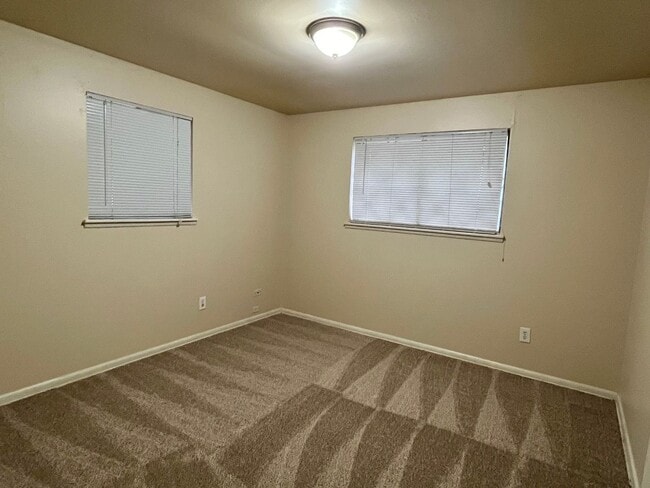 Building Photo - Charming Moore Home with Big Backyard!