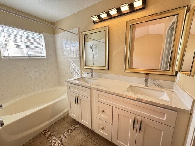 Building Photo - Immaculate 4Bd/2.5Ba Home with New Fridge, AC, Fenced Back Patio in Aliso Viejo!