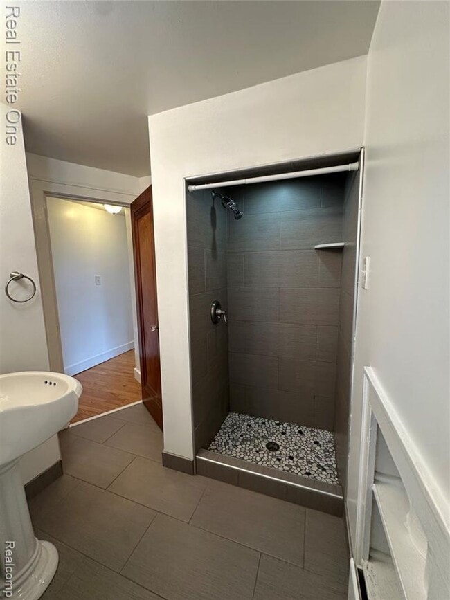 Building Photo - Upper Duplex