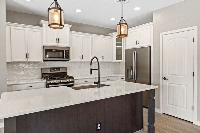 Building Photo - Beautiful 3 bedroom plus den!