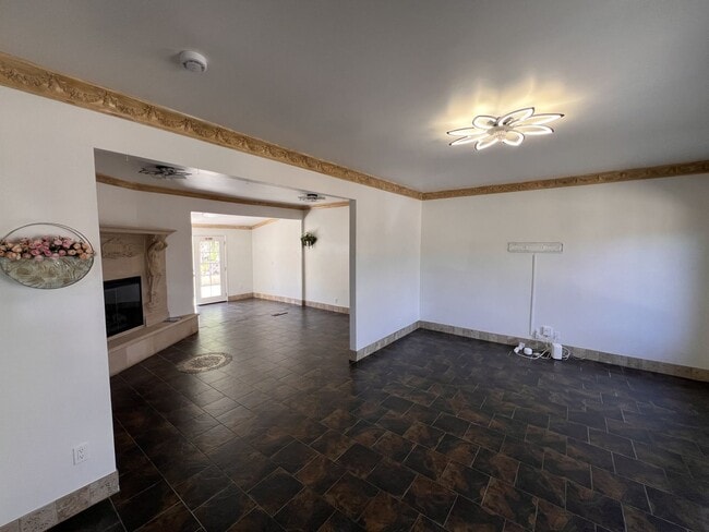 Building Photo - 912 Yosemite Ln