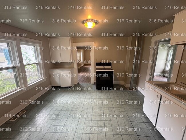Building Photo - $1045 - 4 bed 1 bath - Single Family Home