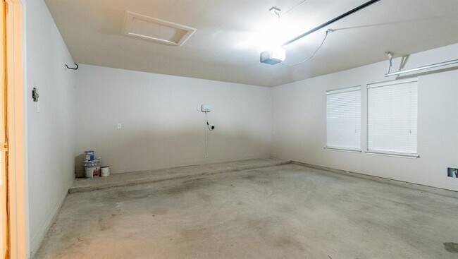Building Photo - 143 S Queenscliff Cir