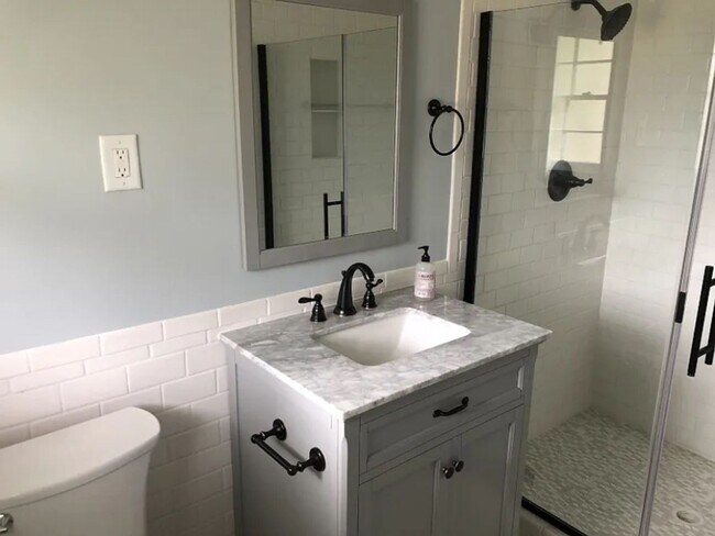 Building Photo - AVAILABLE NOW! CALL US FOR A SHOWING!