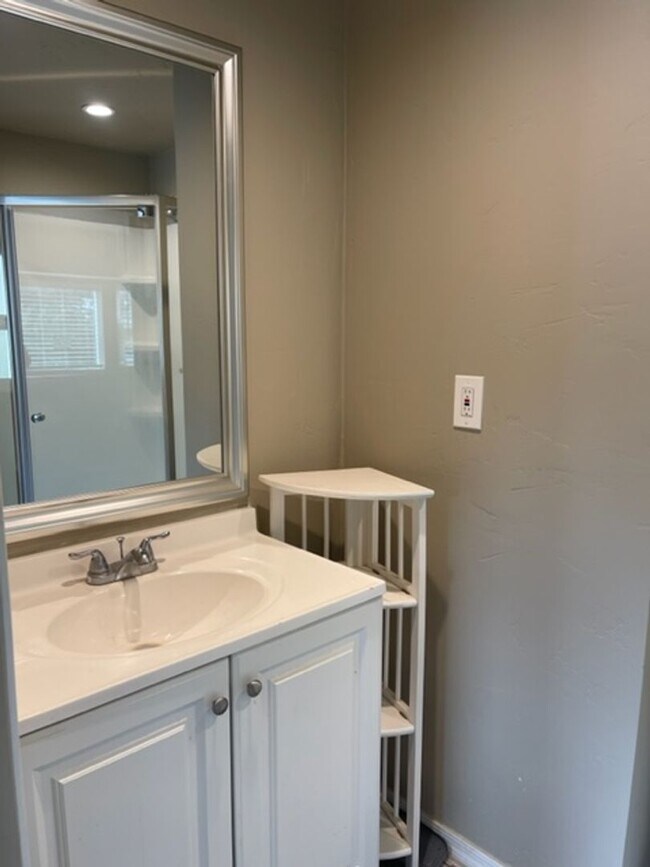 Building Photo - 2 Bedroom In Bridgeport on .36 of an acre- Contact Property Pros Property Management