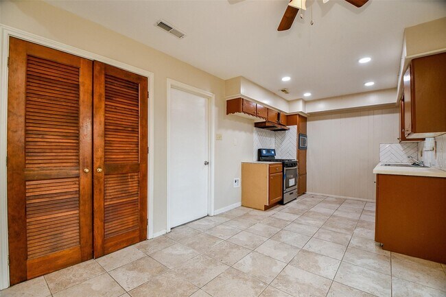 Building Photo - 5810 Fontenelle Dr