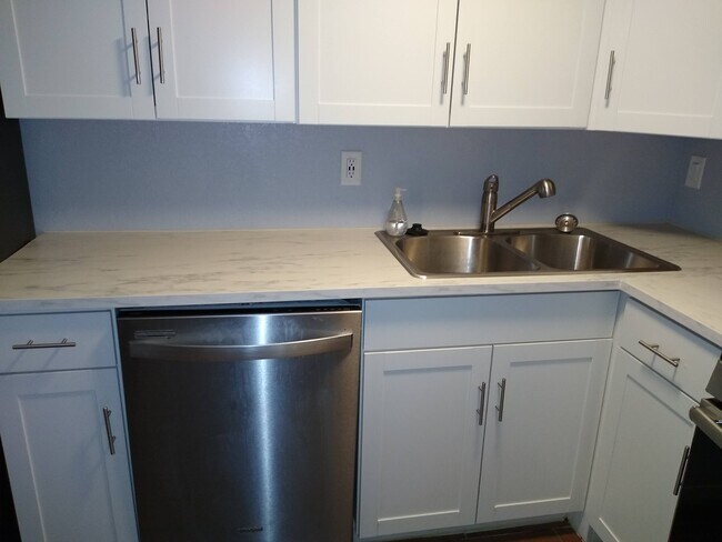 Building Photo - Blue Pointe