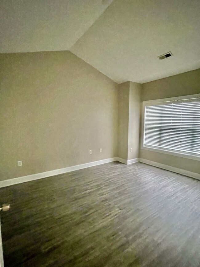 Building Photo - Stunning 2 Bedroom, 2 bath condo located i...