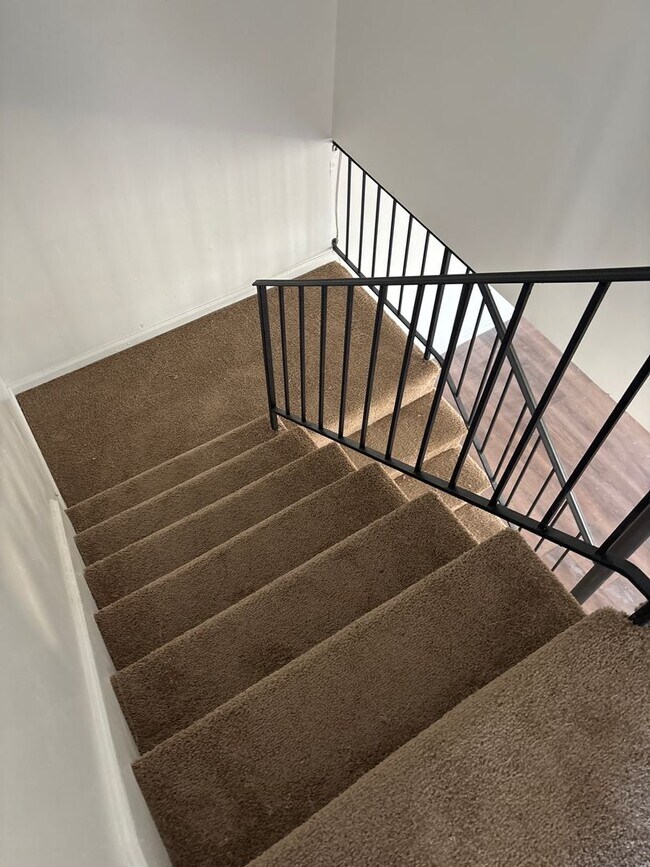 Building Photo - Spacious