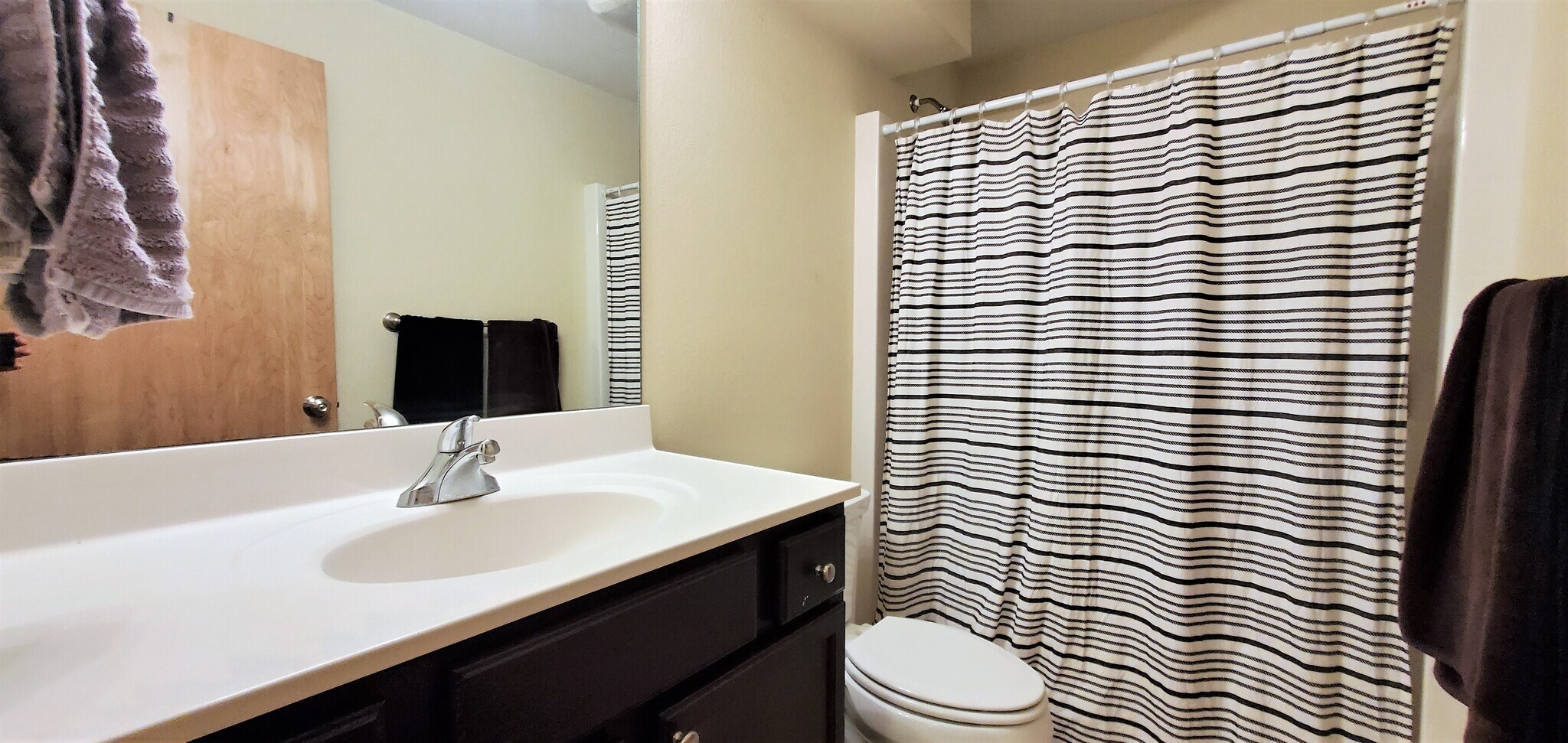 Lower level bathroom. (photo from neighboring unit with the same layout) - 1756 St Joseph St