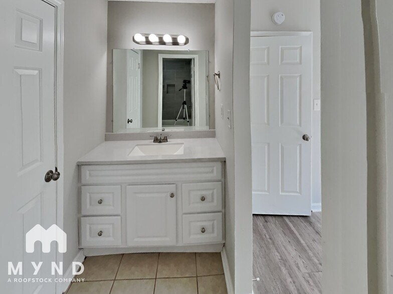Building Photo - 530 Creekwood Cir S