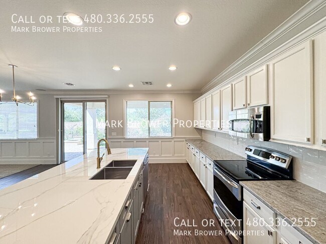 Building Photo - 1042 W Oleander Ave