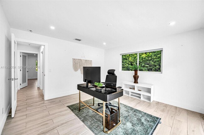 Building Photo - 1080 NE 104th St