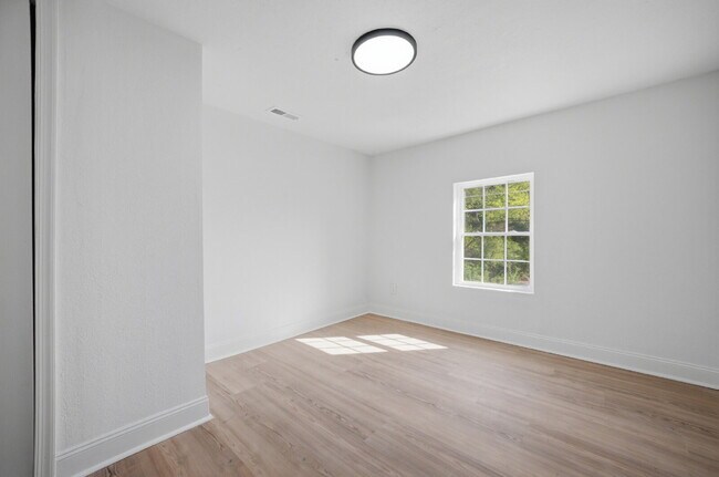 Building Photo - NEWLY REMODELED 4 BEDROOM COLONIAL HOME FOR RENT IN SUFFOLK!