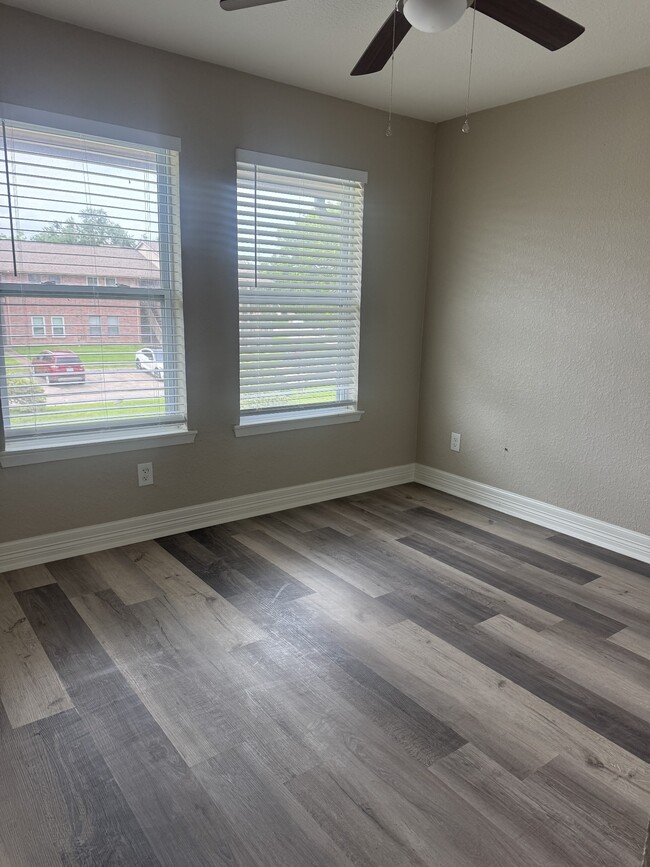 Building Photo - 418 Garland Dr