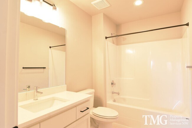 Building Photo - AmazingTownhome with Stunning Finishes! 1900+ Sq Ft, Fenced Yard!