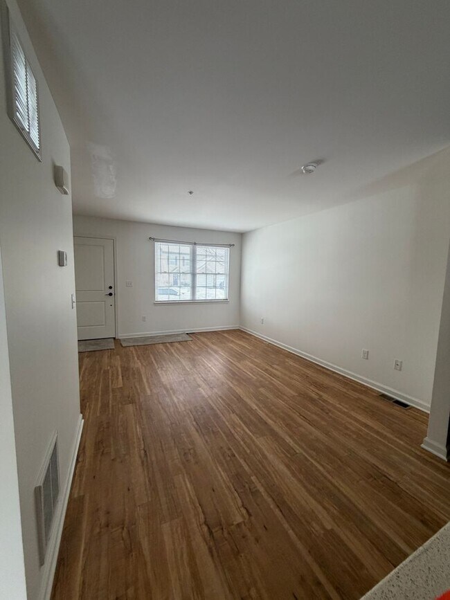 Building Photo - 12-12 Creekside Dr