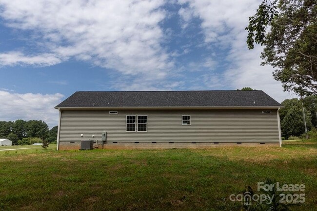Building Photo - 2070 Travis Rd