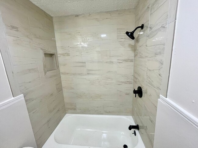 Building Photo - 1 Bedroom/1 Bath Duplex Unit Available for Rent in Brandon 042!