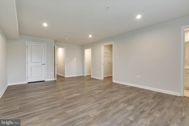 Building Photo - 7912 N Gladden Farm Way