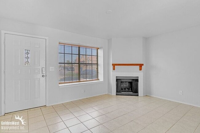 Building Photo - Bright 2Bdm 2.5Ba Townhome at Villa de Paz!