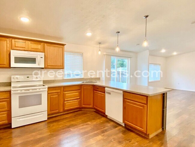 Building Photo - 6733 5th Ct SE