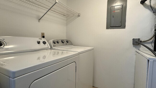 Building Photo - 539 Shady Pine Way