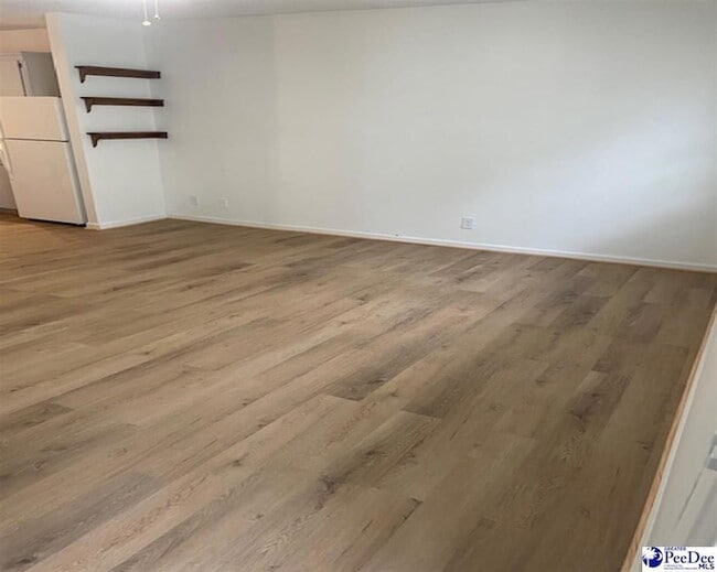 Building Photo - 1724 W Pine Lake Dr