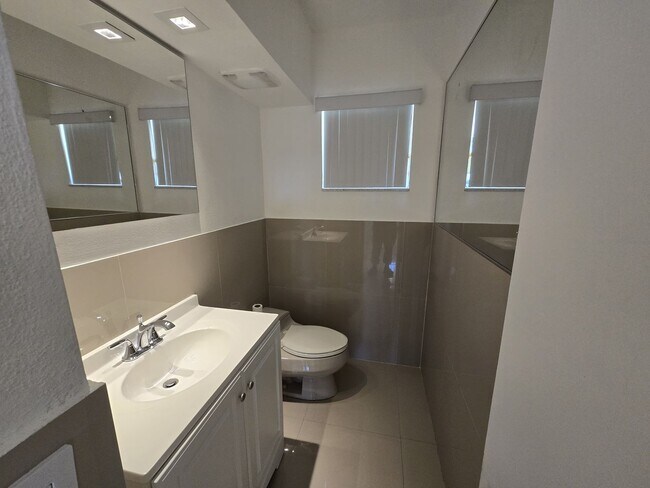 Building Photo - 2-Bed, 2-Bath Miami Condo in HOA Community – Pool, Laundry On-Site