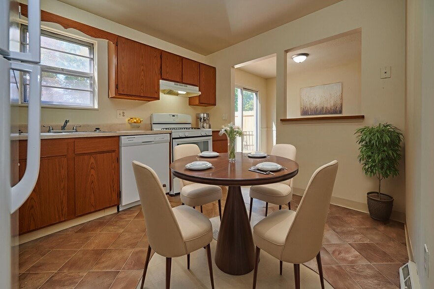 Building Photo - Georgetown Apartments & Townhomes