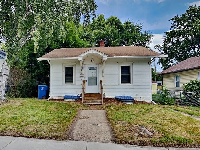 Primary Photo - Quaint 2 Bedroom, 1 Bathroom House in Minn...