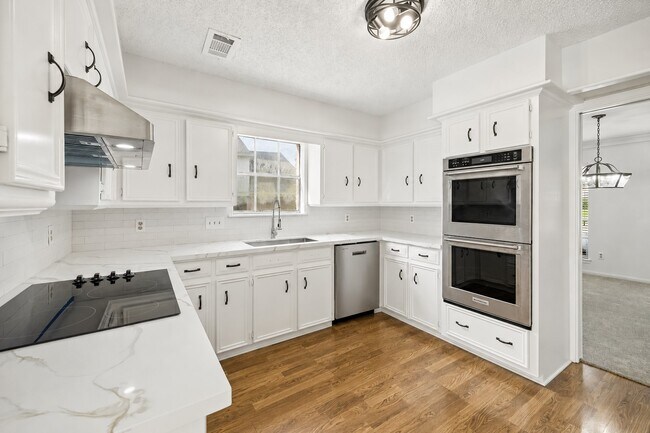 Building Photo - 15823 Pebble Bend Dr