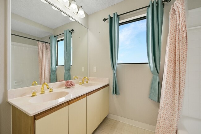Building Photo - 7700 Seawall Blvd