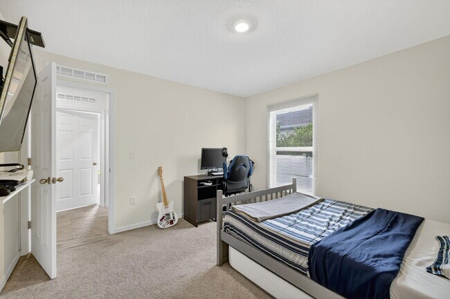 Building Photo - 644 SW Hoffenberg Ave