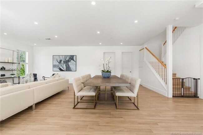 Building Photo - 55 SE Seminole St