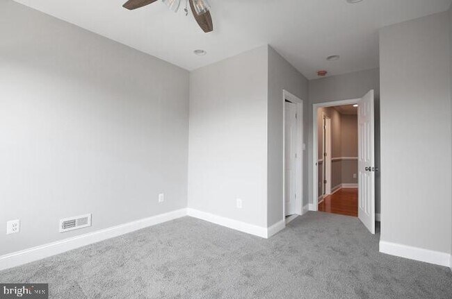 Building Photo - 2624 Llewelyn Ave